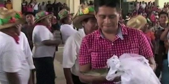 Wali kota di Meksiko menikah dengan buaya