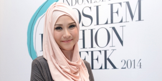 Zaskia Mecca kalah terkenal dari artis pemakai jilbab 