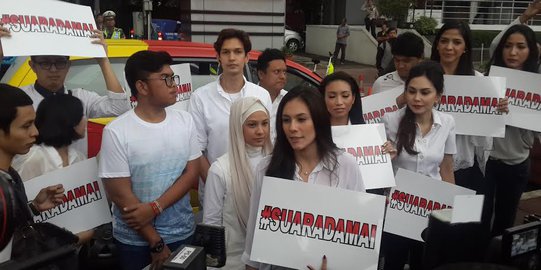 Hujan hujanan artis pendukung Prabowo serukan perdamaian 