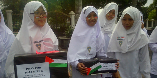 300 Santri Muallimaat galang dana peduli Gaza di titik nol Yogya