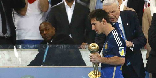 Ekspresi Lionel Messi saat terima trofi Golden Ball