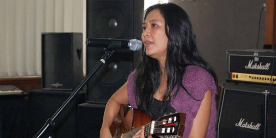 Penyanyi Oppie Andaresta pantau rekapitulasi di Dramaga Bogor