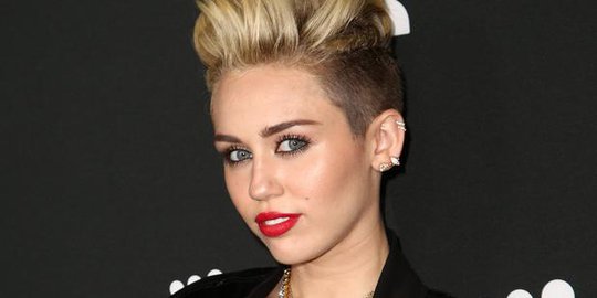 ini 7 selebriti hollywood yang paling doyan selfie!