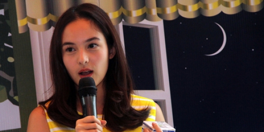 Foto Cantiknya Chelsea Islan Kecil Dengan Kebaya Lengkap Merdeka Com