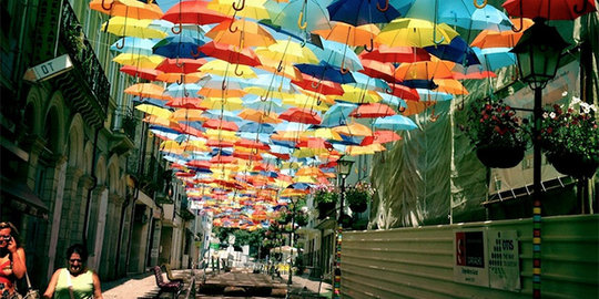 Lautan payung warna warni di Agitagueda Art Festival 