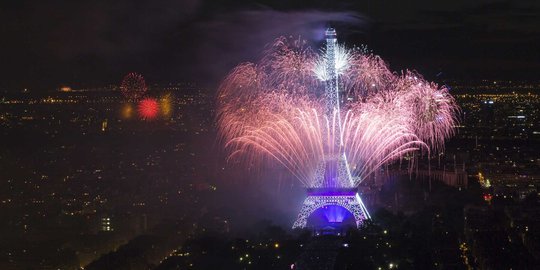 Indahnya pesta kembang api Bastille Day di Menara Eiffel