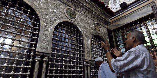 Memanjatkan doa di makam cucu Rasulullah SAW, Zainab binti Ali