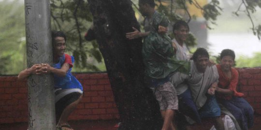 Ketakutan warga Filipina saat diterjang Topan Rammasun