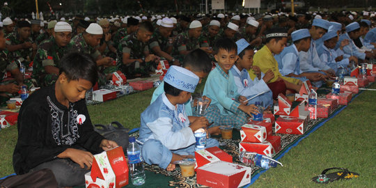 Pangkostrad buka puasa bareng keluarga prajurit