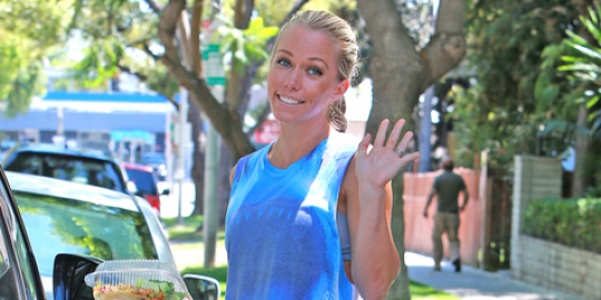 Usai selingkuh, suami Kendra Wilkinson 'pamer' cincin 