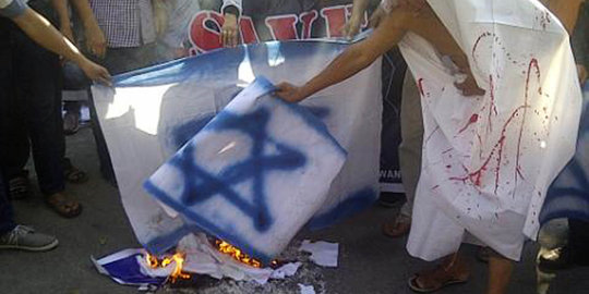 Tolak Bill Clinton, mahasiswa Aceh bakar bendera AS & Israel