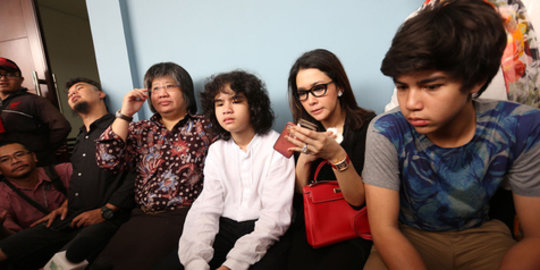 ini adalah imbas dari perceraiannya rev1