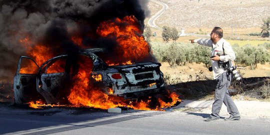 Liput bentrok di Gaza, mobil fotografer dibakar militer Israel