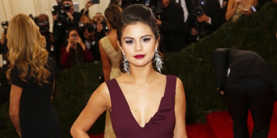 Selena Gomez pasang tato bahasa Arab apa sih artinya 