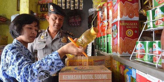 Razia makanan di Purwokerto, petugas temukan produk kedaluwarsa