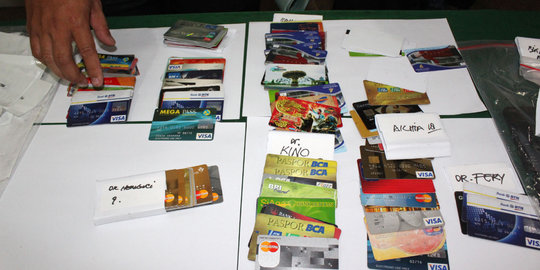 Polisi Semarang ungkap praktik pembuatan kartu kredit palsu