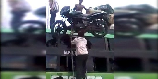 Pria India sanggup angkat motor ke atap bus dengan kepala