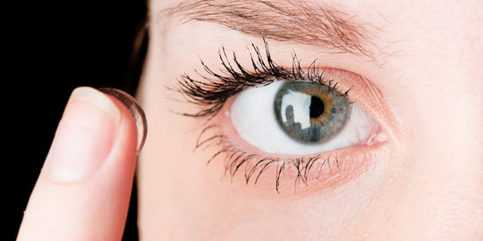 Tips merawat lensa kontak yang wajib diketahui!