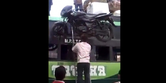 Gila! Pria \'super\' mengangkat motor pakai kepala!