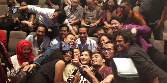 Sambangi Salihara, Jokowi ditodong foto selfie oleh para seniman