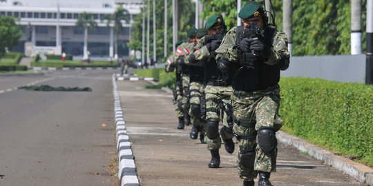 Aksi Gultor Kostrad latihan pengamanan Pilpres