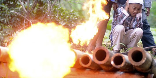 Serunya mengisi ngabuburit sambil bermain meriam bambu