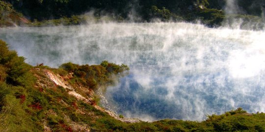 Danau 'penggorengan', sumber air panas terbesar Selandia Baru
