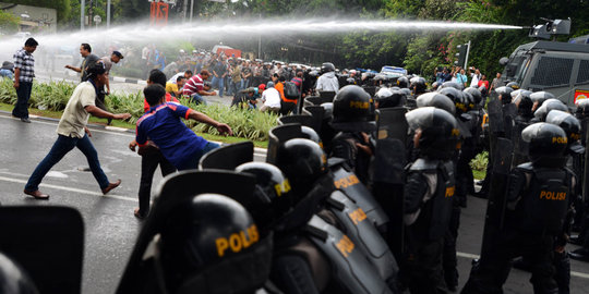 Barisan polisi ikut simulasi pengamanan Gedung KPU