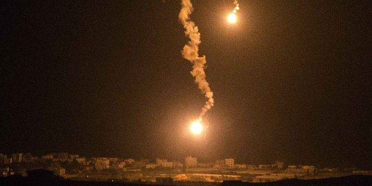 Roket-roket Israel terangi malam di Jalur Gaza