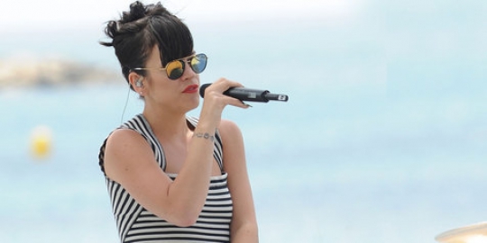 Sempat ditolak, Lily Allen cuek di panggung Latitude