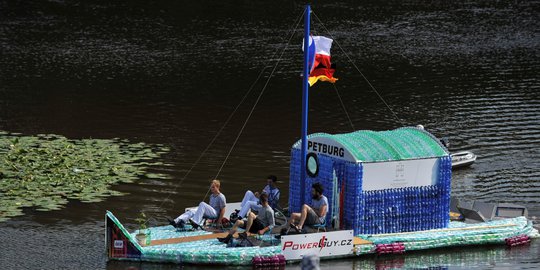 Menelusuri Sungai Elbe dengan perahu dari 5.000 botol plastik