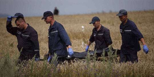 Tim penyelamat Ukraina evakuasi korban Malaysia Airlines MH-17