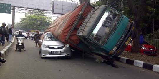 Turun dari jembatan Pasupati, Honda Freed tergencet truk terigu