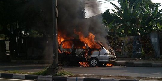 Daihatsu Espass hangus terbakar di Fatmawati, lalu lintas padat
