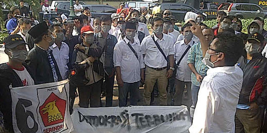 Pendukung Prabowo hadiahi KPU keranda dan sangkar burung