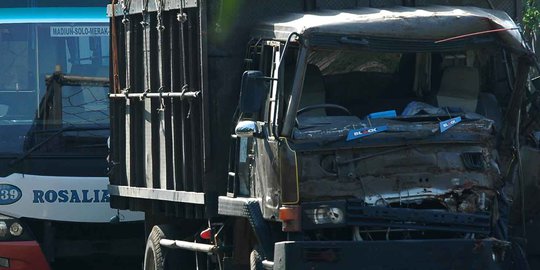 Truk tabrak truk di tol Jakarta-Cikampek, 1 tewas