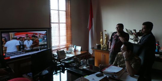 Ahok nonton pidato Prabowo tolak pilpres dari Balai Kota