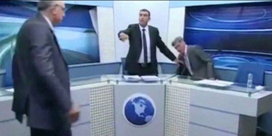 Jurnalis Suriah lempar botol ke pro-Assad di siaran televisi