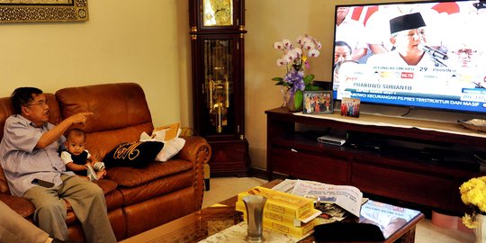 JK santai bersama cucu saat tonton Prabowo tolak Pilpres 2014