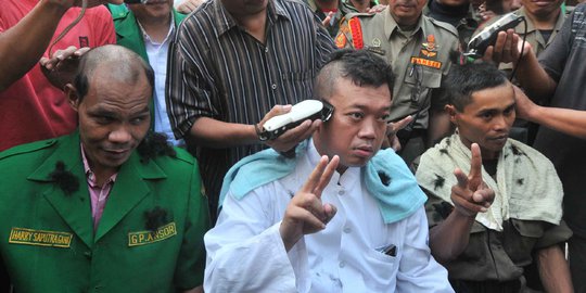 Jokowi menang, kader Golkar yang dipecat ini cukur gundul