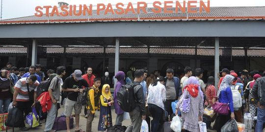 Ratusan pemudik padati Stasiun Pasar Senen