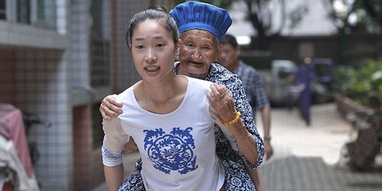 Gadis China rela rawat neneknya tiap hari sambil bekerja