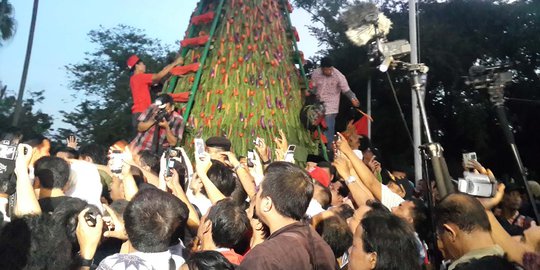 Jokowi potong tumpeng  raksasa warga rebutan terong 