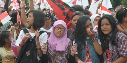 Sorak-sorai para relawan rayakan kemenangan Jokowi