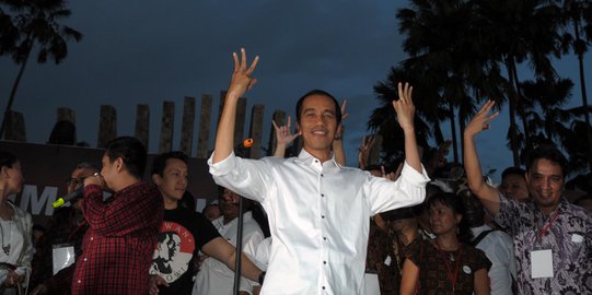 Menang Pilpres, Jokowi diberi potongan tumpeng oleh Cak Imin