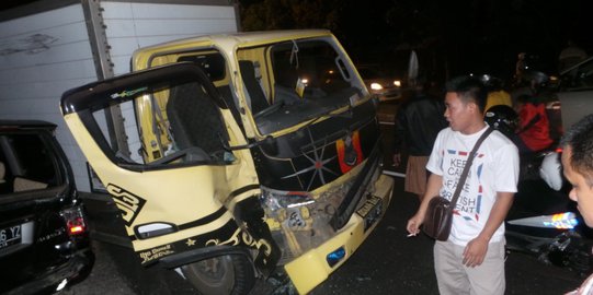 Hindari motor, truk di Kota Serang tabrak tiga mobil