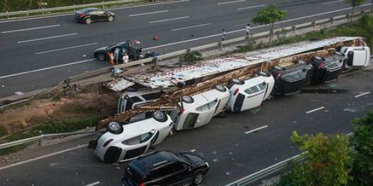 11 mobil mahal hancur seketika