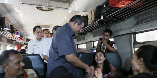 Sidak ke Stasiun Senen, SBY disalami dan diajak foto bareng