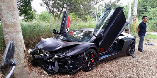 Matte-Black Lamborghini Aventador eksotis hancur menabrak pohon!