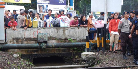 Puluhan pedagang asongan blokir rel kereta di Purwokerto